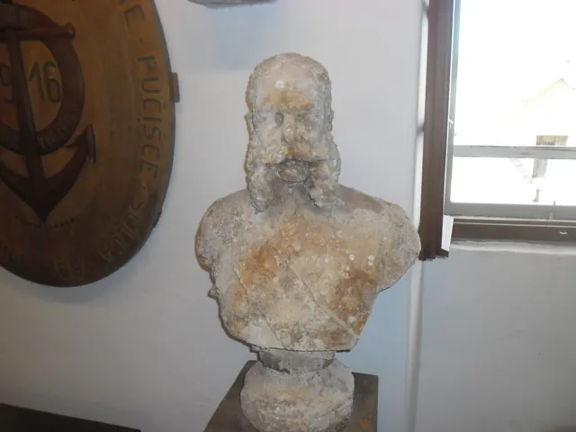Kula Radojković s Muzejom otoka Brača