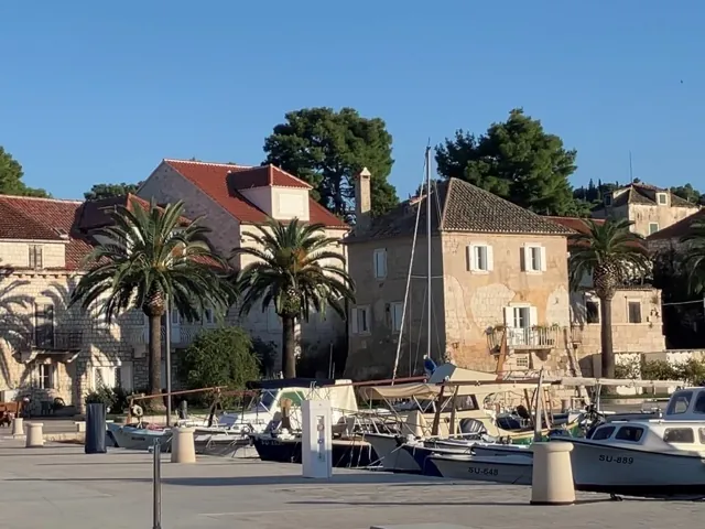 Kaštel Marijanović u vizuri sutivanske luke