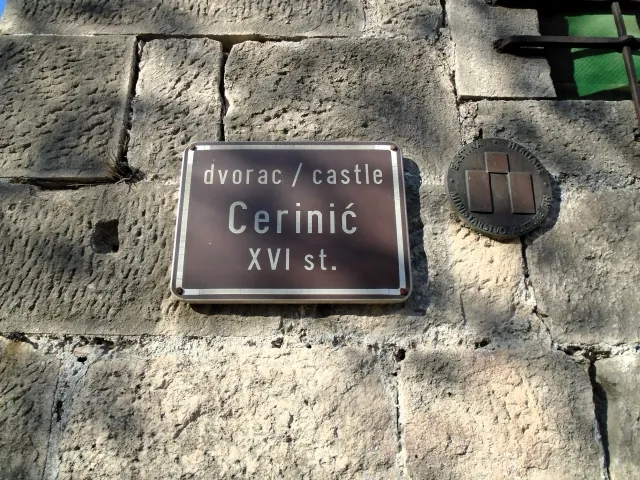 Ploča s imenom kaštela Cerinić