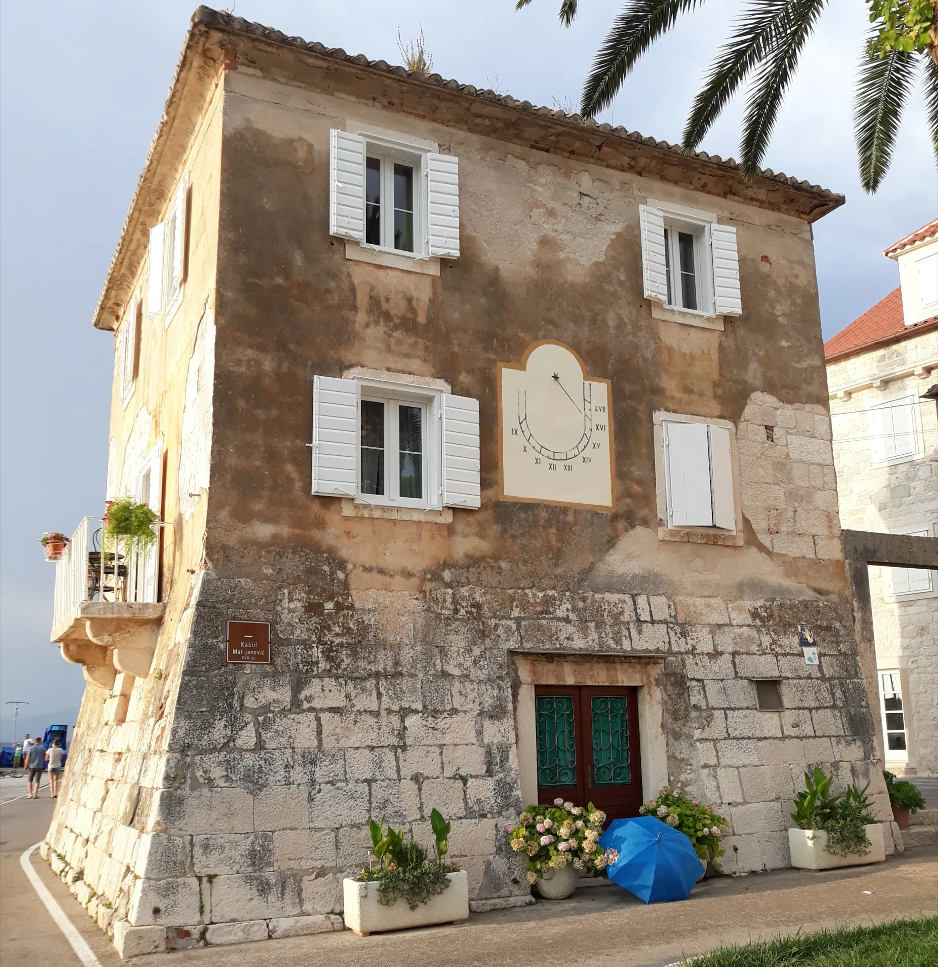 Kaštel Marijanović sa sunčanim satom u Sutivanu