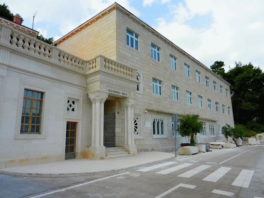 Zgrada Klesarske škole u Pučišćima