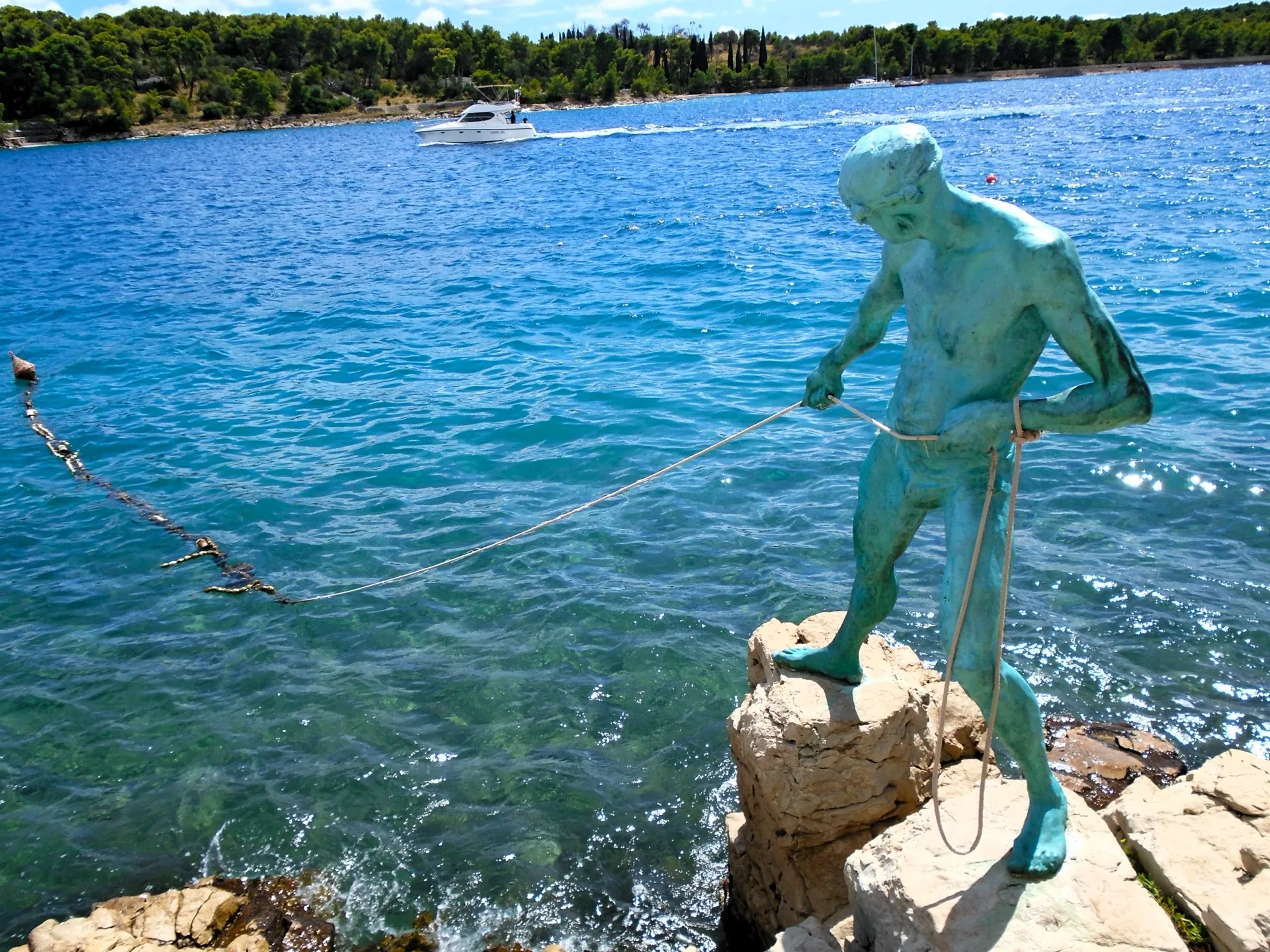 Povuci-potegni, brončana figura ribara na hridi u Milni