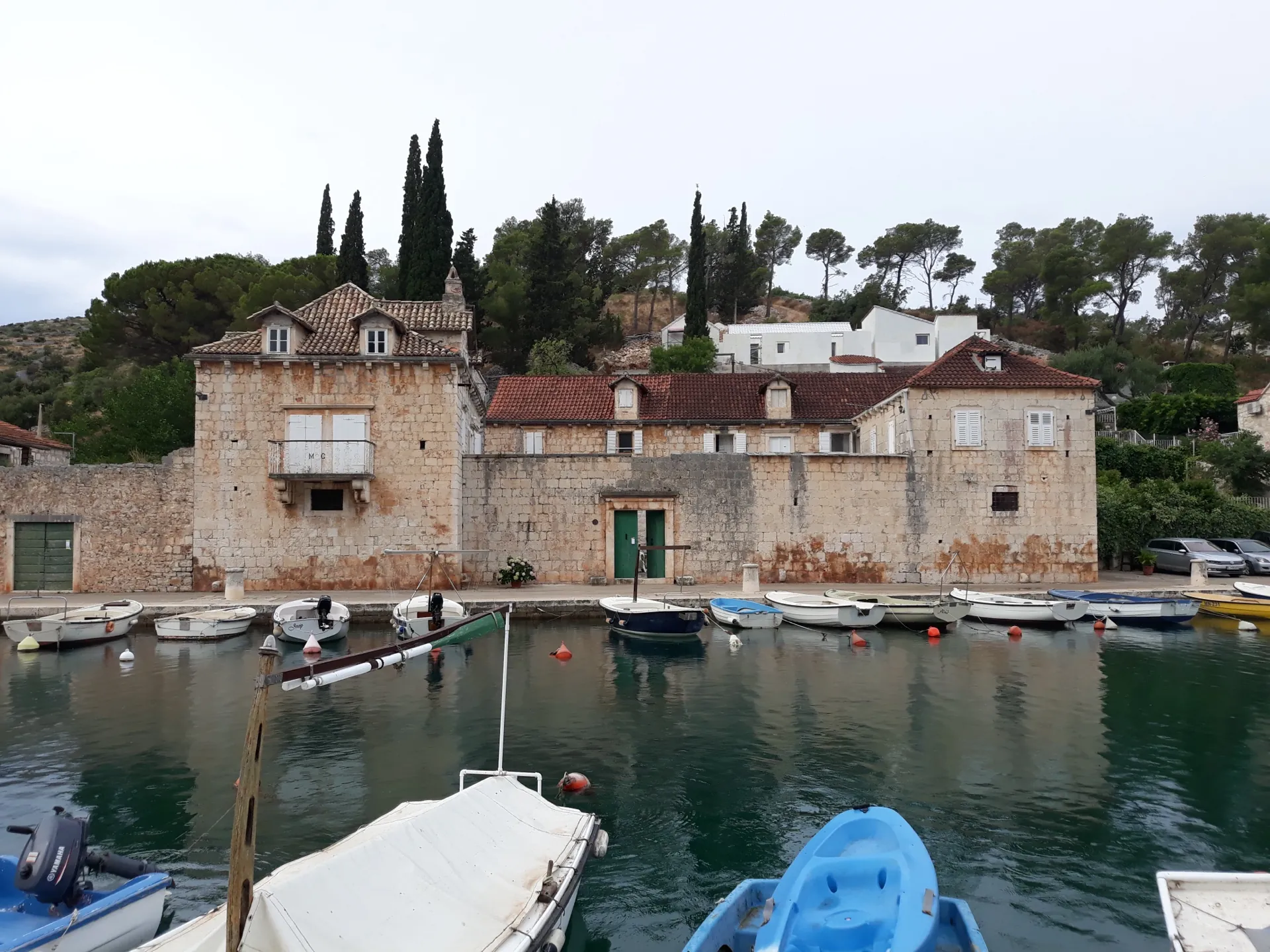 Kaštel Gligo gledan s obale Bobovišća na Moru
