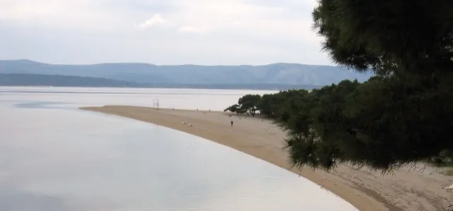 Pogled na Zlatni rat s istočne strane
