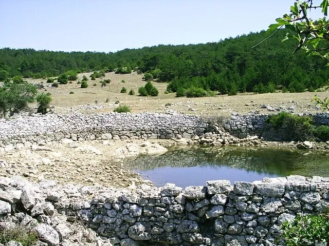 Kameno obzidano pojilište na Trolokvama u unutrašnjosti Brača