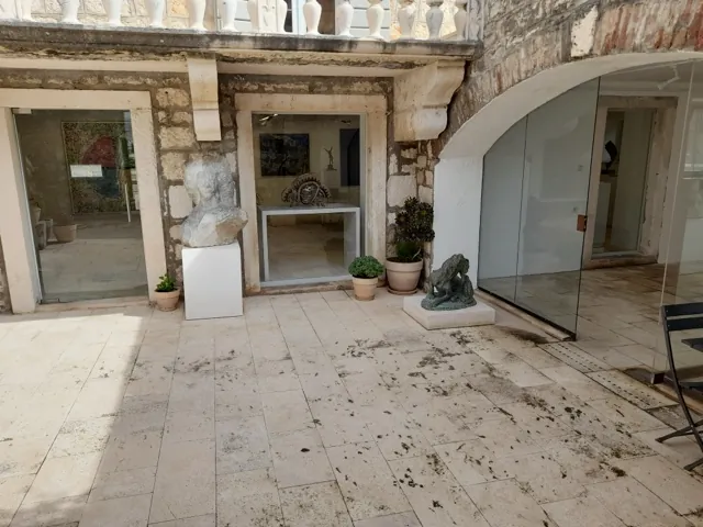 Ulazni prostor galerije u Bolu