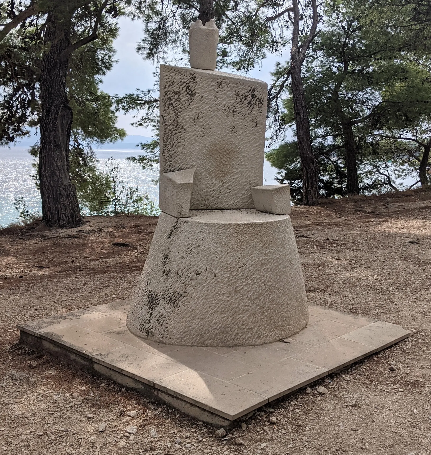 Kraljica Vesne Ristovski, kamena skulptura u Bolu
