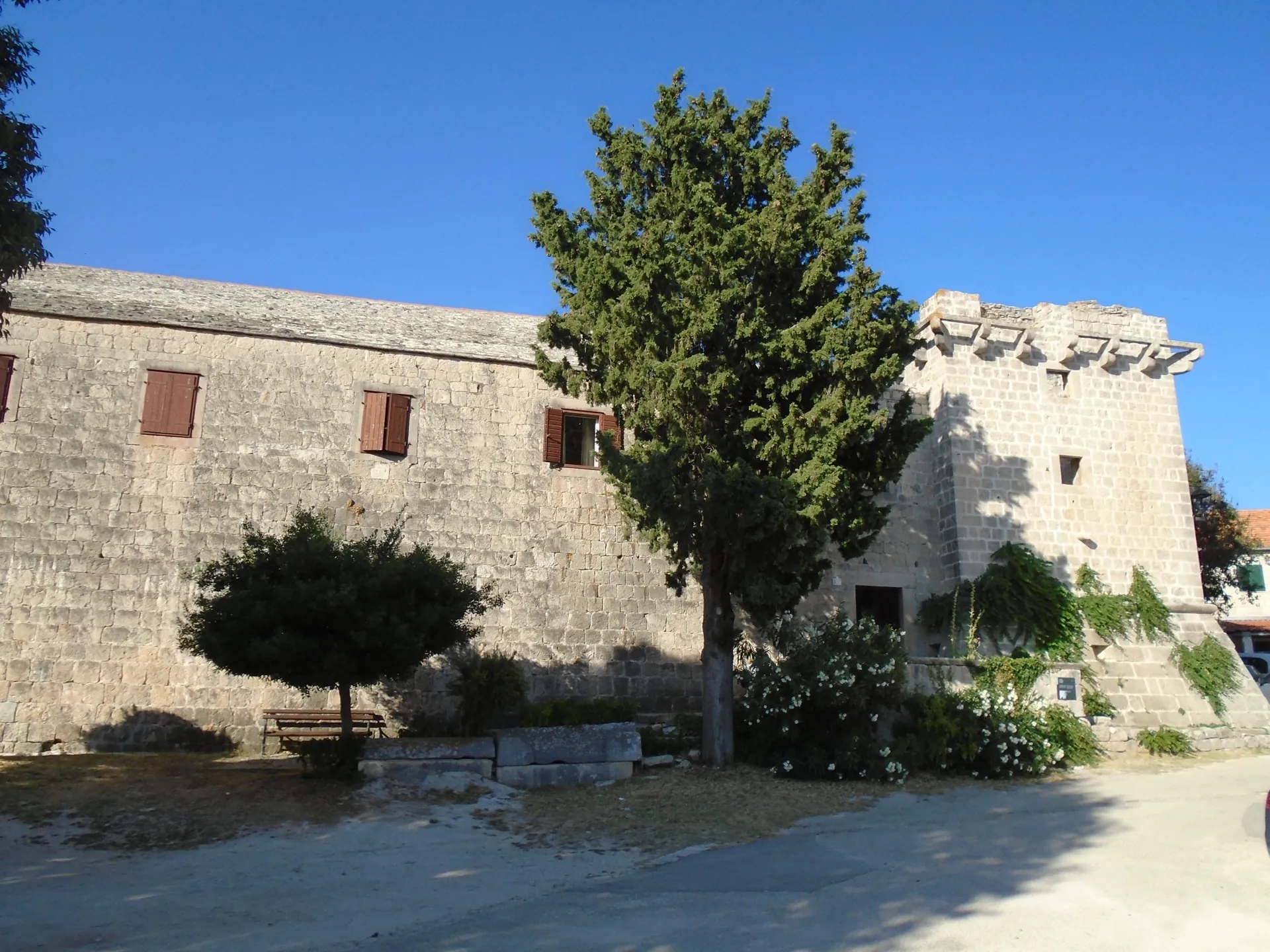 Kaštel Cerinić u Škripu – pročelje i kut građevine