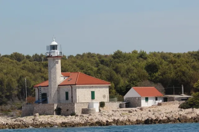 Svjetionik Ražanj s morske strane