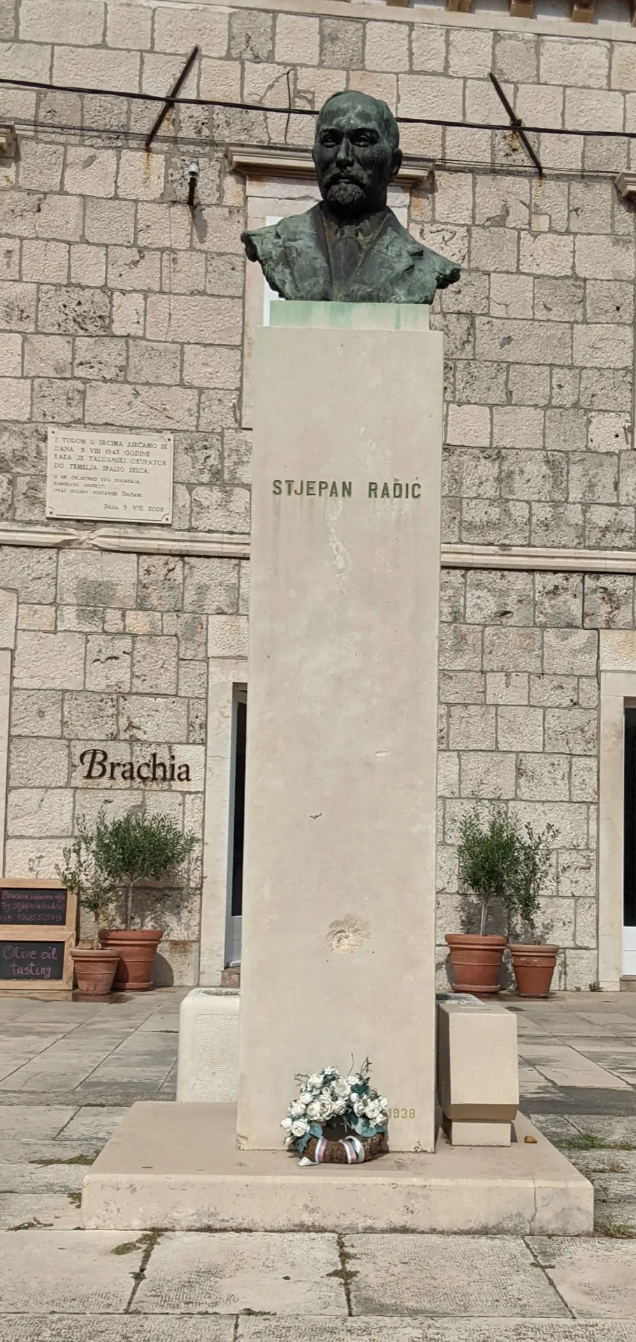 Augustinčićeva bista Stjepana Radića na kamenome postolju u Selcima