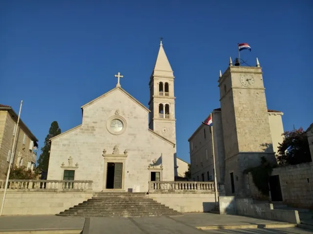 Župna crkva Navještenja Marijina i kula-sat u Supetru