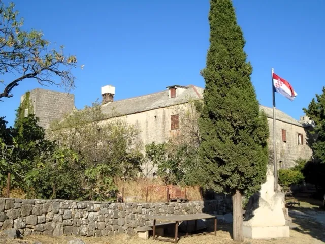 Kaštel Cerinić u naselju Škrip