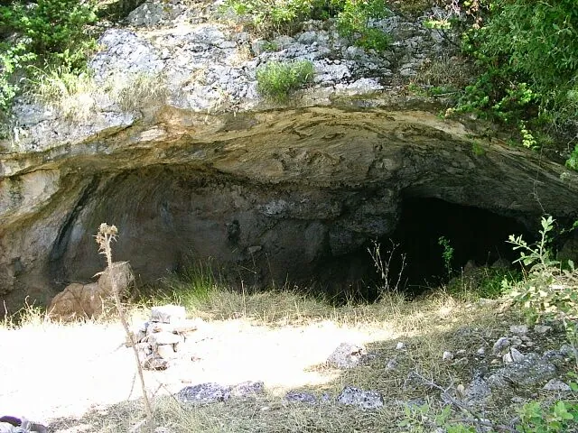 Ulaz i stijene špilje Kopačina