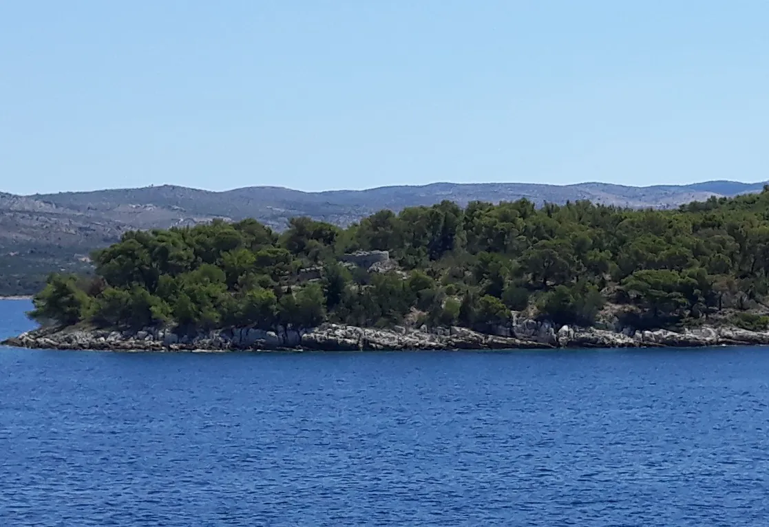 Pogled s mora prema rtu Zaglav i položaju utvrde Baterija