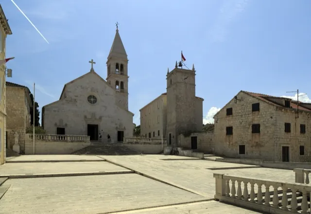 Crkva Navještenja Marijina i kula-sat u Supetru